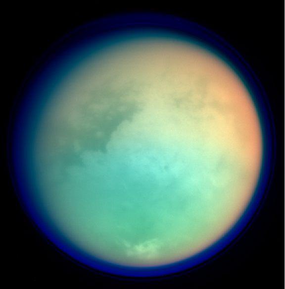 土卫六的伪彩色照片，展现了土卫六表面细节和大气状况。卡西尼号太空探测器摄于2004年11月26日