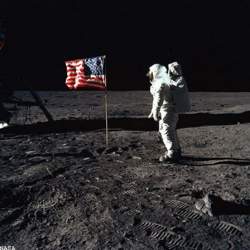 图片说明：人类首次登月情景