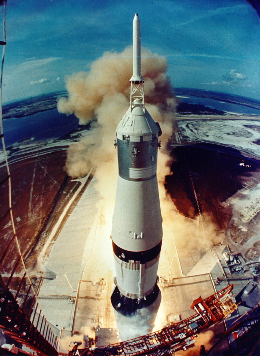 图片说明：阿波罗11号发射，火箭为土星5号