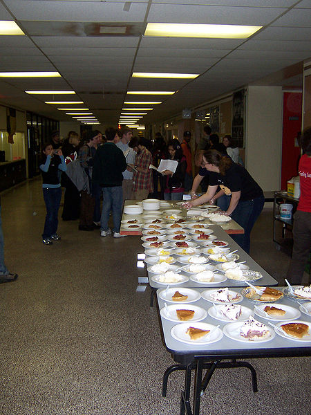 在圆周率日当天，滑铁卢大学会以供应免费的馅饼当庆祝。