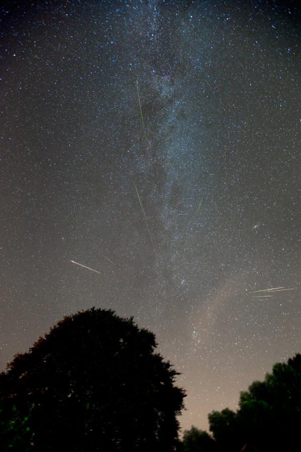 2010年8月12日晚，天文学家Marco Verstraaten在6小时期间用广角镜头，在荷兰一个光害不低的地点，记录了一系列的长曝光流星影像。
