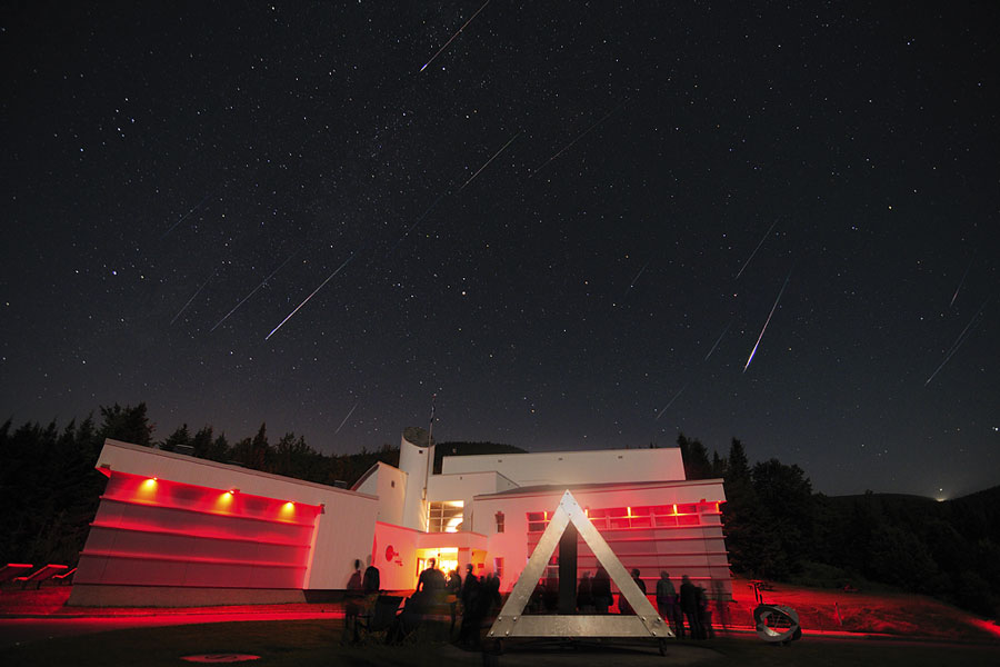 这张影像是拍摄于2010年8月12日的晚上，人们聚集在加拿大魁北克省南方的ASTROLab du Mont-Megantic，睁大眼的望着天空（Rémi Boucher拍摄）